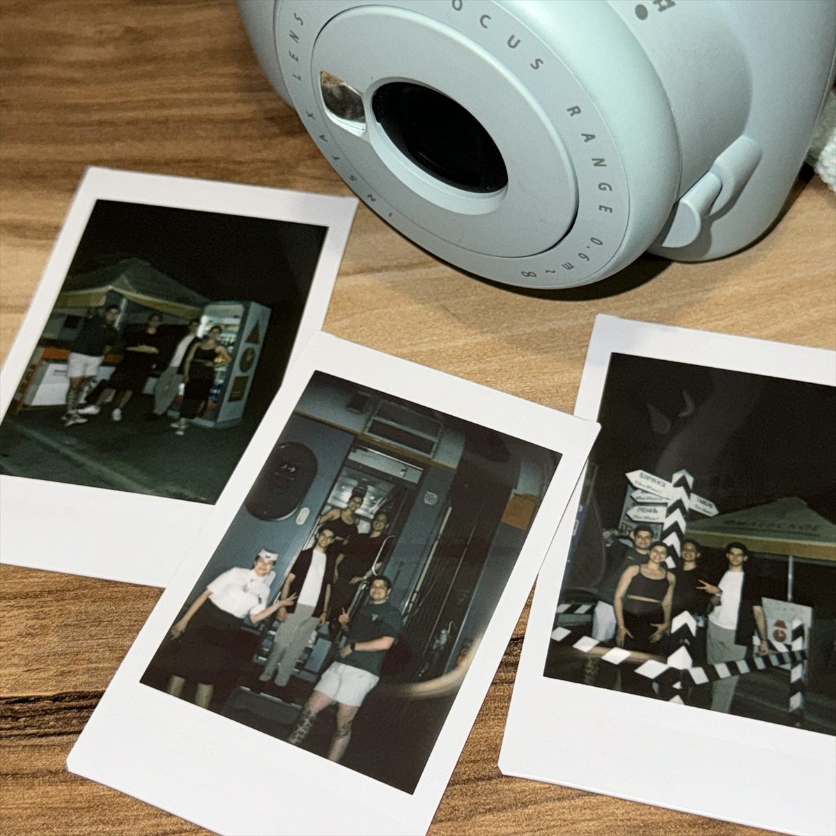 Камера Instax и снимки на столе