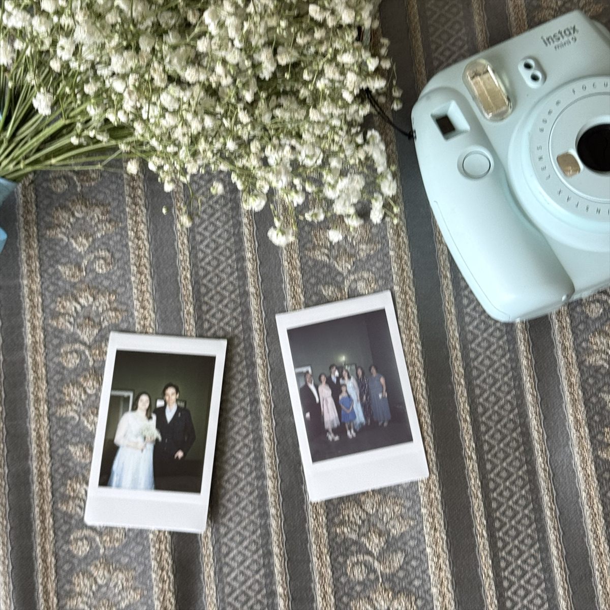 Instax Mini и кадры на столе с цветами