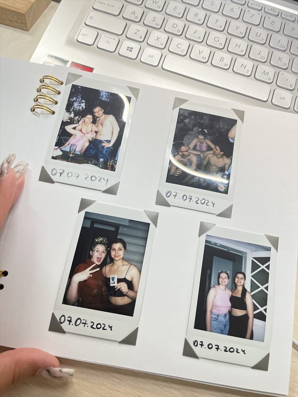 Раскрытый альбом с кадрами Instax